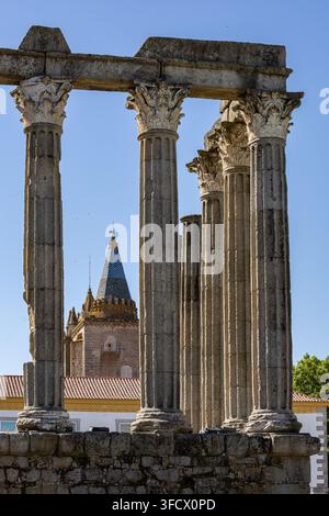 Ansicht des antiken römischen Tempels von Évora mit seinen ikonischen korinthischen Säulen vor einem klaren blauen Himmel in Évora, Distrito de Évora, Portugal. Stockfoto