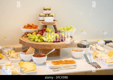 Käseplatte im Restaurant Stockfoto