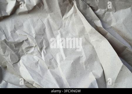 Zerknitterter Packpapierhintergrund. Alte raue Papiertextur. Stockfoto
