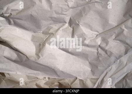 Zerknitterter Packpapierhintergrund. Alte raue Papiertextur. Stockfoto