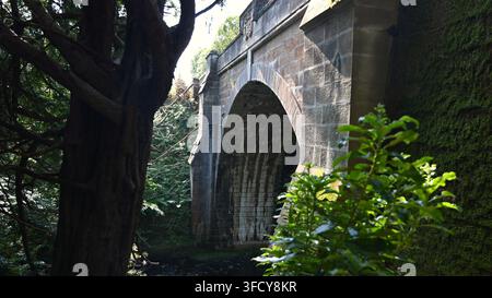 historische Steinbrücke mit dualen heraldischen Wappen in Kildary, Easter Ross, Schottland Stockfoto