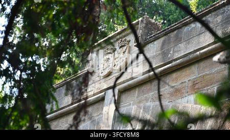 historische Steinbrücke mit dualen heraldischen Wappen in Kildary, Easter Ross, Schottland Stockfoto