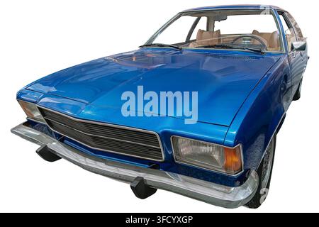 Klassische Vintage-Limousine isoliert auf weißem Hintergrund, schlankes aerodynamisches Design, lebendige blaue Lackierung, beigefarbene Polsterung, Chromräder, vordere Kühlergrillle Stockfoto