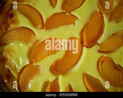 Leckere hausgemachte Pfirsichkuchen, süßes Gebäck und Kochkonzept, frische Lebensmittelfotografie für Rezeptbücher und kulinarische Blogs Stockfoto