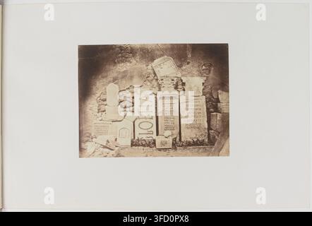 Eine Gruppe von Grabsteinen und Kopfsteinen vor einer Steinmauer, von Félix-Jacques-Antoine Moulin, einem französischen Fotografen, im Jahr 1856-1857, als Teil der Serie L'Algérie photographiée, die die Provinz Algier, Algerien, dokumentiert. Stockfoto