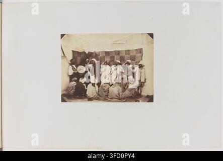 Eine Gruppe von Menschen unter einer zeltartigen Struktur, in einer Fotografie von Félix-Jacques-Antoine Moulin, einem französischen Fotografen, aufgenommen in der Provinz Algier, Algerien, zwischen 1856 und 1857. Stockfoto