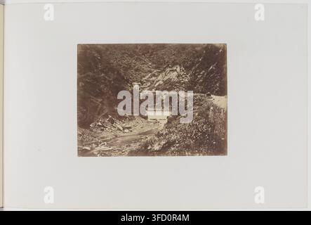 Eine Landschaftsfotografie von Félix-Jacques-Antoine Moulin, einem französischen Fotografen, die einen Fluss zeigt, der durch ein felsiges Tal mit Vegetation fließt, aufgenommen in der Provinz Algier, Algerien, zwischen 1856 und 1857. Stockfoto