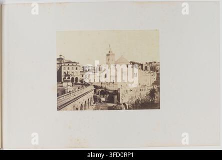 Eine Panoramaaufnahme einer alten Stadt in der Provinz Algier, Algerien, mit einer Kirche und umliegenden Gebäuden, von Félix-Jacques-Antoine Moulin, einem französischen Fotografen, zwischen 1856 und 1857. Stockfoto