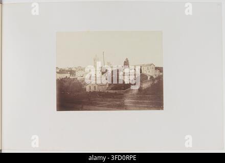 Eine Panoramaaufnahme einer Stadt in der Provinz Algier, Algerien, von Félix-Jacques-Antoine Moulin, einem französischen Fotografen, aufgenommen zwischen 1856 und 1857, die Gebäude und Bäume zeigt. Stockfoto