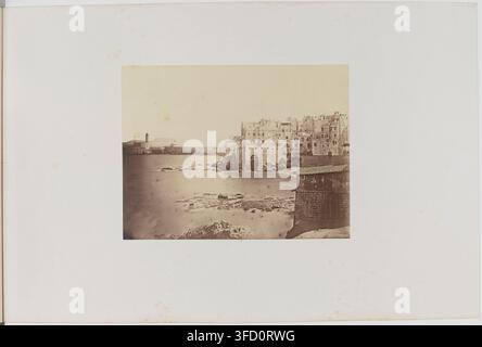 Eine Fotografie einer Küstenstadt in Algerien, von Félix-Jacques-Antoine Moulin, einem französischen Fotografen, zwischen 1856 und 1857, als Teil der Serie L'Algérie photographiée, die die Provinz Algier zeigt. Stockfoto