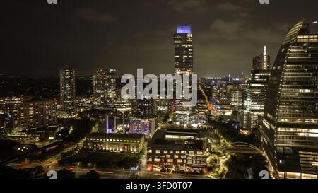 Luftaufnahme der beleuchteten Skyline von Austin bei Nacht, mit modernen Wolkenkratzern, leuchtenden Bürogebäuden und Stadtstraßen in Austin, Texas, Uni Stockfoto