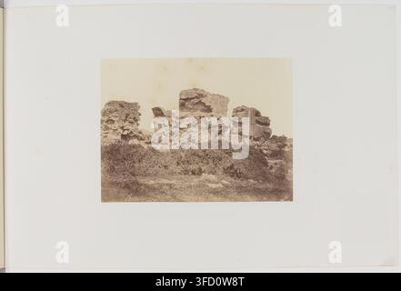 Ruinen einer antiken Struktur in Algerien, von Félix-Jacques-Antoine Moulin, einem französischen Fotografen, zwischen 1856 und 1857, als Teil seiner Serie L'Algérie photographiée, die die Provinz Algier dokumentiert. Stockfoto