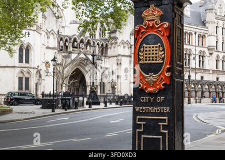 Post der Stadt Westminster vor dem Gebäude der Royal Courts of Justice. London, UK, 5. Mai 2024 Stockfoto