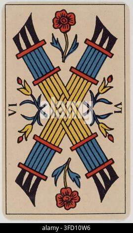 Eine Tarot-Spielkarte mit zwei gekreuzten Schwertern und Blumendekorationen aus einem Deck, das im frühen 20. Jahrhundert entstanden ist. Stockfoto