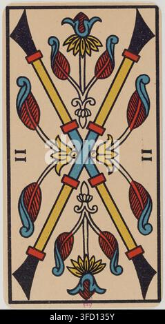 Ein Druck von 1930 einer Tarotkarte mit zwei gekreuzten Schwertern mit floralen Designs, aus dem Jeu de tarot à enseignes italiennes, auch bekannt als Tarot de Marseille. Stockfoto