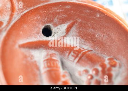 Oberblick auf Tontellerlampen auf blauen Fliesen Das Konzept der Antike und Kunst Stockfoto