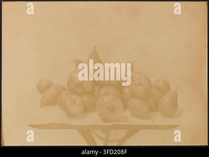 Ein Stillleben-Arrangement aus Früchten, darunter Äpfel und Birnen, das auf einer Oberfläche gegen einen schlichten Hintergrund platziert ist, in einem Foto. Stockfoto