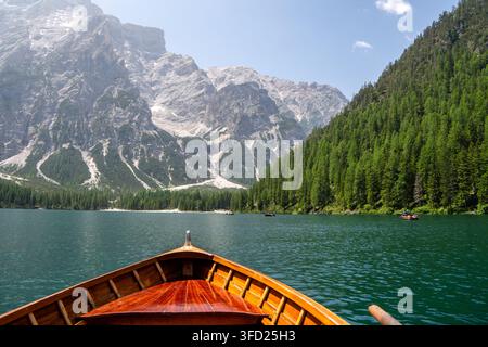 Der Lago di Braies ist ein wunderschöner gletschergefütterter See in den Dolomiten, Italien Stockfoto