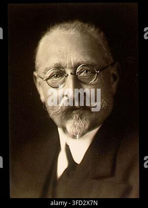 Ein Foto aus dem späten 19. oder frühen 20. Jahrhundert von einem älteren Mann, möglicherweise einem Arzt oder Wissenschaftler, der mit der Medizingeschichte und dem Institut Pasteur in Paris verbunden ist. Stockfoto