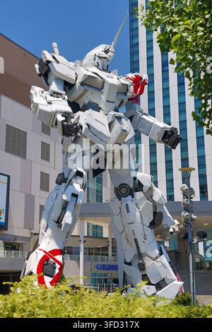 Lebensgroße Unicorn Gundam-Statue auf dem Diver City Tokyo Plaza in Odaiba, Tokio, Japan Stockfoto