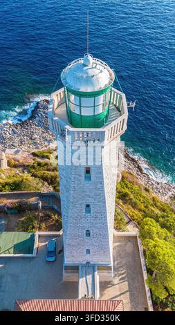 Luftbilddrohnenaufnahme des historischen Leuchtturms Phare du Cap Ferrat, felsiger Küste und des Mittelmeers in Saint-Jean-Cap-Ferrat, Frankreich Stockfoto