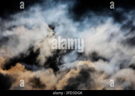 Zeitaufnahme; Vollmond des Stör (Sturgeon Moon) beleuchtet bewegte Wolkendecke; Zentral-Colorado; USA Stockfoto