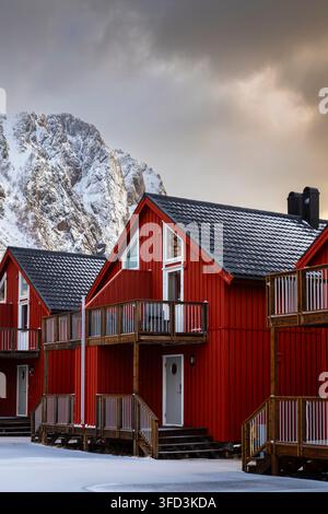 Rorbuer bei Sonnenaufgang im Winter in Vagan. Svolvaer, Vagan, Austagoy, Nordland, Lofoten, Norwegen, Nordeuropa Stockfoto
