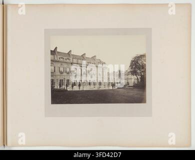 Das Palais de l'Élysée in Paris, Frankreich, ein großes, mehrstöckiges Gebäude mit zahlreichen Fenstern, von Pierre Ambroise Richebourg im Jahr 1864. Stockfoto