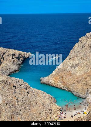 Luftaufnahme des Seitan Limania-Strandes in Chania, Kreta, Griechenland, mit türkisfarbenem Wasser, umgeben von schroffen felsigen Klippen. Stockfoto