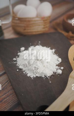 Backzutaten auf einem Holztisch mit Eiern Stockfoto