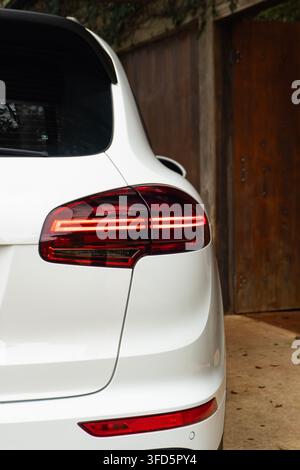Nahaufnahme Rückansicht eines modernen weißen Luxus-SUV mit beleuchteten LED-Heckleuchten Stockfoto