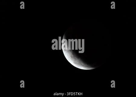 Eine Nahaufnahme, die die atemberaubende partielle Mondfinsternis in der Nacht vom 27. auf den 28. August 2026 einfängt, wie sie aus der südlichen Hemisphäre in Brasilien zu sehen ist Stockfoto
