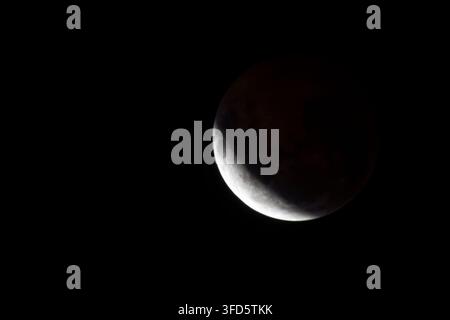 Eine Nahaufnahme, die die atemberaubende partielle Mondfinsternis in der Nacht vom 27. auf den 28. August 2026 einfängt, wie sie aus der südlichen Hemisphäre in Brasilien zu sehen ist Stockfoto