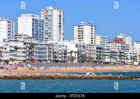 Quarteira-Strand in der Algarve-Region von Portugal mit seinem breiten Sandstrand, den Schutzmauern und der Apartment- und Hotel-Skyline entlang Stockfoto