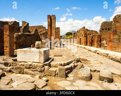 Gepflasterte Straße – Archäologischer Fundort Pompeji, Italien Stockfoto