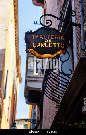 Vintage Trattoria da Carletto-Schild an einer historischen Gassenfassade in Venedig, Italien. Stockfoto