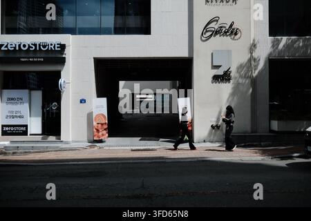 Städtszene mit Fußgängern und Gewerbegebäuden in Seomyeon, Busan, Südkorea. Stockfoto