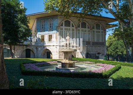 ISTANBUL, TÜRKIEI - 7. September 2022: Brunnen und Bagdad-Kiosk im Topkapi-Palast Stockfoto