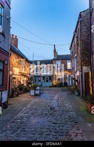 Traditioneller Wohn-Sackgasse mit charaktervollen Häusern in Nordengland, die die unverwechselbare Architektur und die ruhige Nachbarschaft zeigen. Stockfoto
