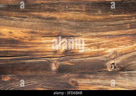 Nahaufnahme einer verwitterten Holzwand aus horizontalen Balken Stockfoto