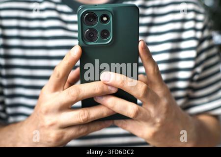 Der Mann hält ein Telefon in der Hand. Stockfoto