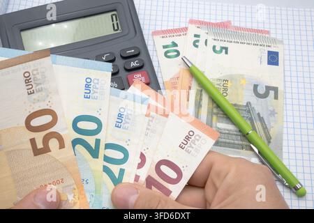 Europäisches Geld in der Hand eines Mannes. Stockfoto