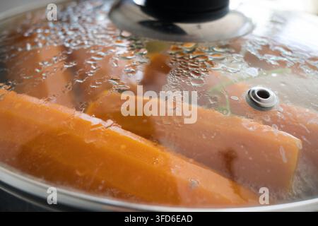 Gemüse in einem Topf gekocht, Suppe zubereitet. Stockfoto