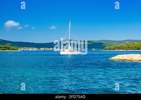Segelboot auf der Adria in der Nähe von Biograd na moru, Dalmatien, Kroatien Stockfoto