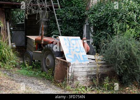 Alter Traktor mit einem Schild 'Nicht zu verkaufen' in Ellesmere, Shropshire, UK. 2026 Stockfoto