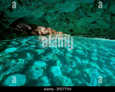 Geheime Höhle. Die Blaue Höhle in Albanien ist ein faszinierendes Naturwunder, das für seine lebendigen azurblauen Gewässer und atemberaubenden Felsformationen bekannt ist. Stockfoto