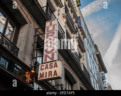 MADRID, SPANIEN - 22. FEBRUAR 2026: Casa Mira Turron-Ladenschild an einem Gebäude in Madrid, Spanien, das den traditionellen spanischen Nougat-Hersteller bewarb Stockfoto
