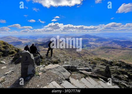 Ansicht des Watkin Path-Schildes vom Gipfel des Berges Snowdon (Yr Wyddfa), Snowdonia-Nationalpark (Eryri), Gwynedd, Wales. Stockfoto