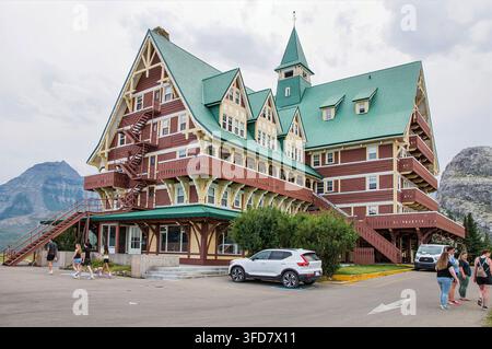 WATERTON LAKES, ALBERTA, KANADA – 22. AUGUST 2026: Eine niedrige Blickwinkelaufnahme des historischen Prince of Wales Hotels, das seine alpine Chalet-Architektur zur Schau stellt, gr Stockfoto