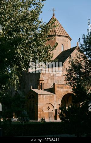 Seitenansicht der Saint-Gayane-Kirche durch Bäume, Vagharshapat, Armenien Stockfoto